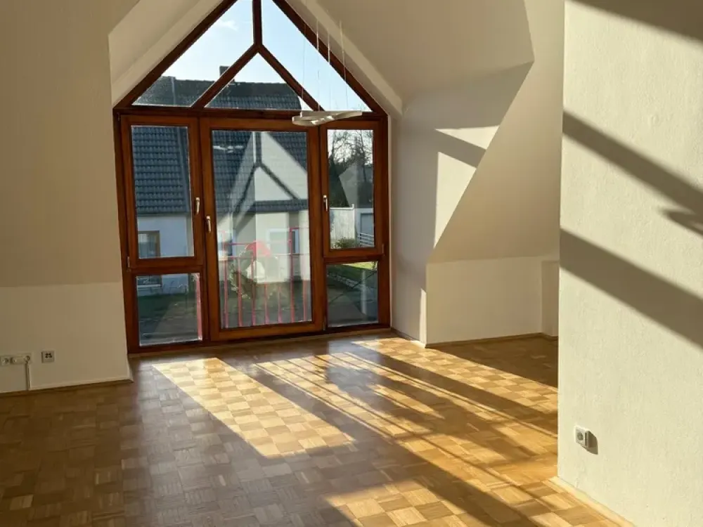 Bright 3-Room Maisonette Apartment on the 1st and 2nd Floor in Düsseldorf-Unterrath with Private Entrance