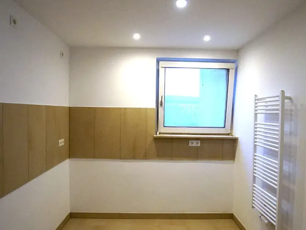 Attractive, bright 3-room apartment in the Vorderer Westen, 4th floor with elevator, balcony, Herkules view, park access