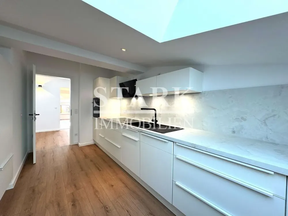 **Altbau trifft Moderne: Dachgeschossjuwel im Frankfurter Westend**