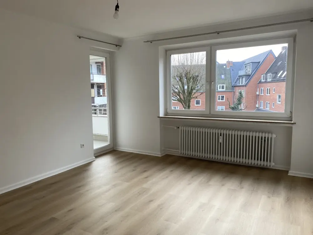 Renovated 3-Room Apartment with South-Facing Balcony and Parking Space in Stephaniviertel