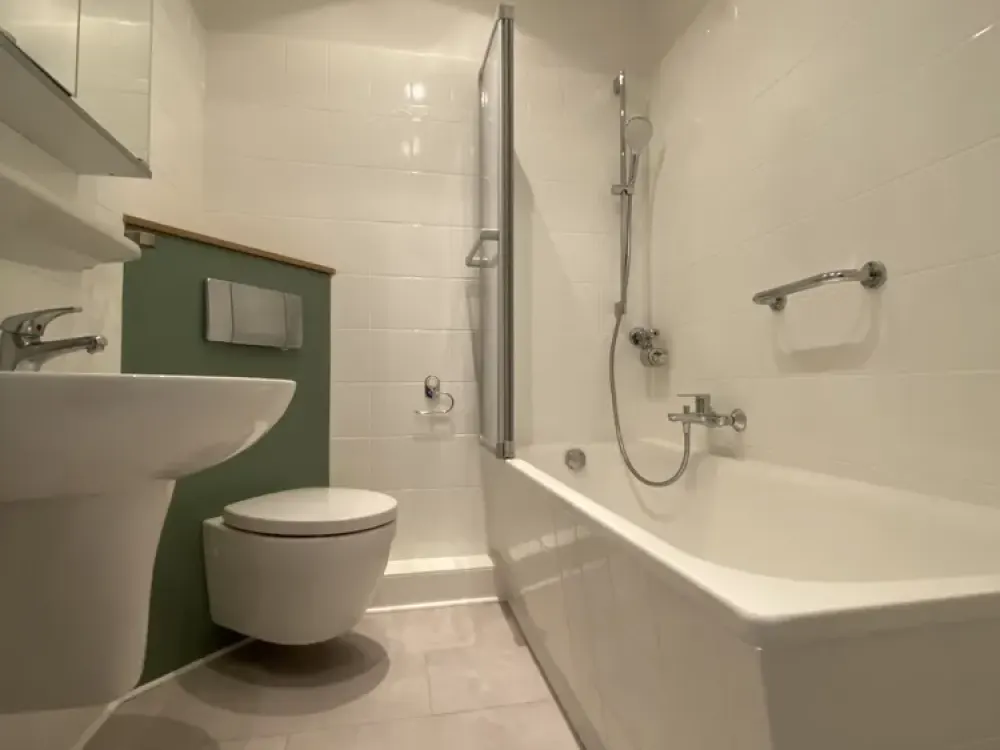 Renovated 3-Room Apartment with South-Facing Balcony and Parking Space in Stephaniviertel