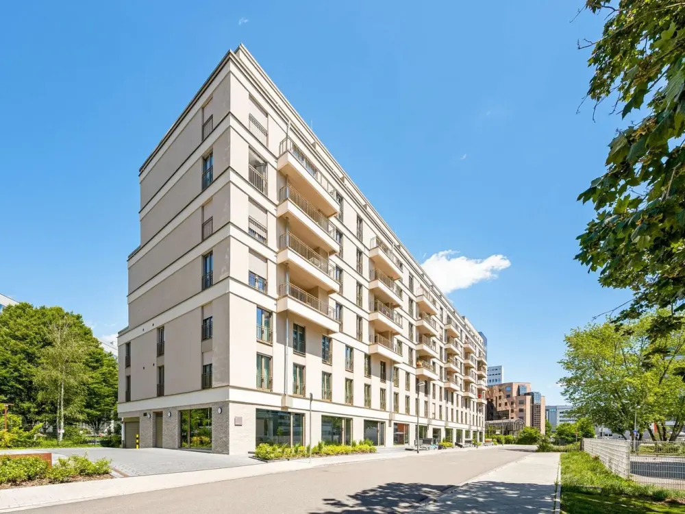 Modern 3-Room Apartment with Green View