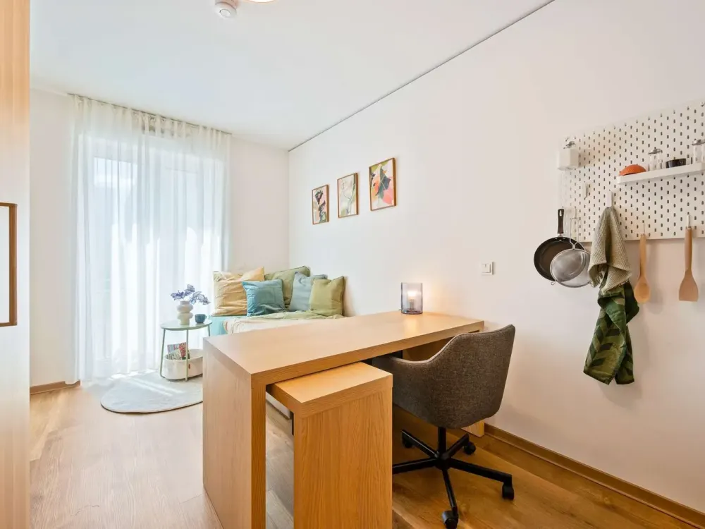 Modern 3-Room Apartment with Green View