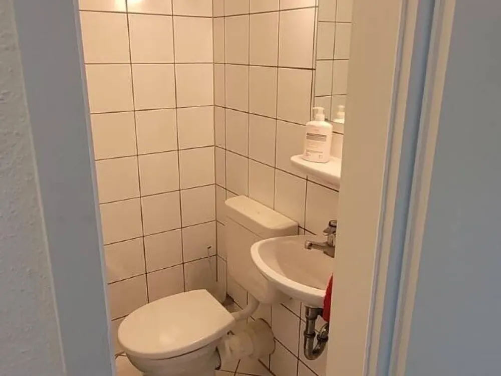 Sbr.-Rotenbühl * موقع سكني ممتاز * بالقرب من الجامعة * 3 غرف، مطبخ، حمام * حوالي 80 متر مربع * شرفة * مطبخ مجهز