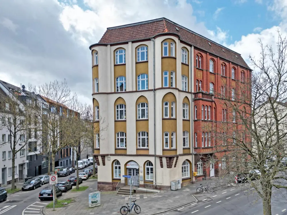 Spacious and Bright: 3-Room Old Building Apartment in Vorderen Westen