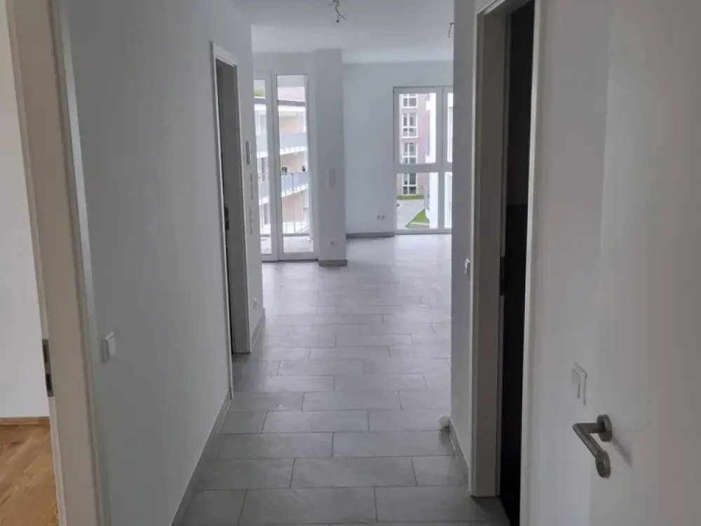 Neuwertige 3,5-Zimmer-Wohnung mit Einbauküche, Balkon und zwei Tiefgaragenstellplätzen