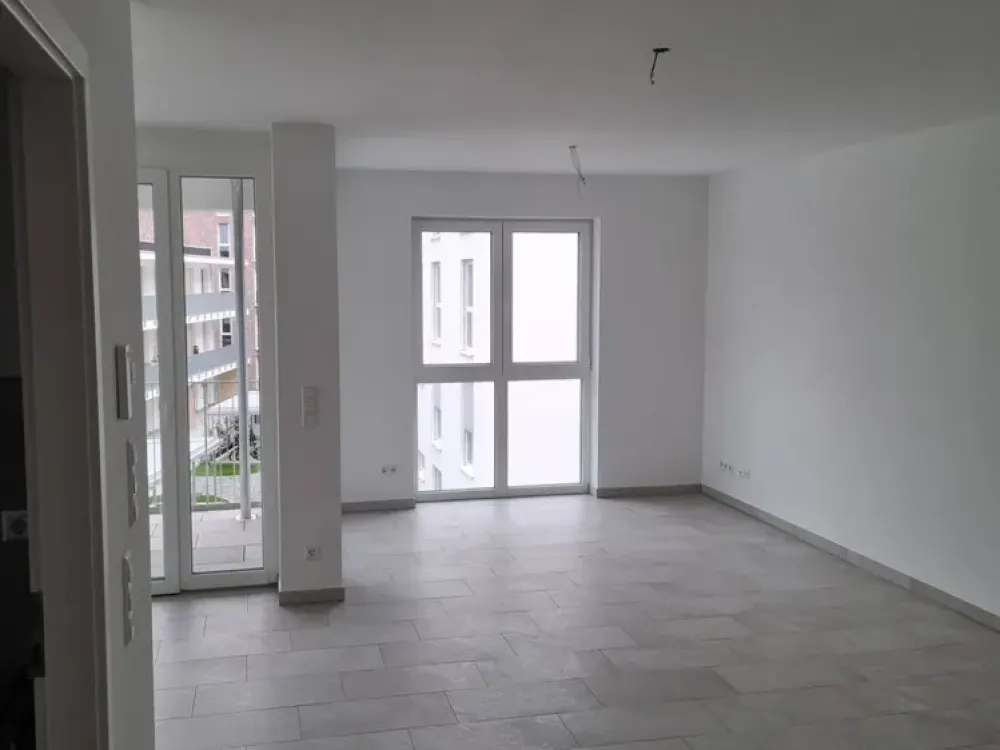Neuwertige 3,5-Zimmer-Wohnung mit Einbauküche, Balkon und zwei Tiefgaragenstellplätzen