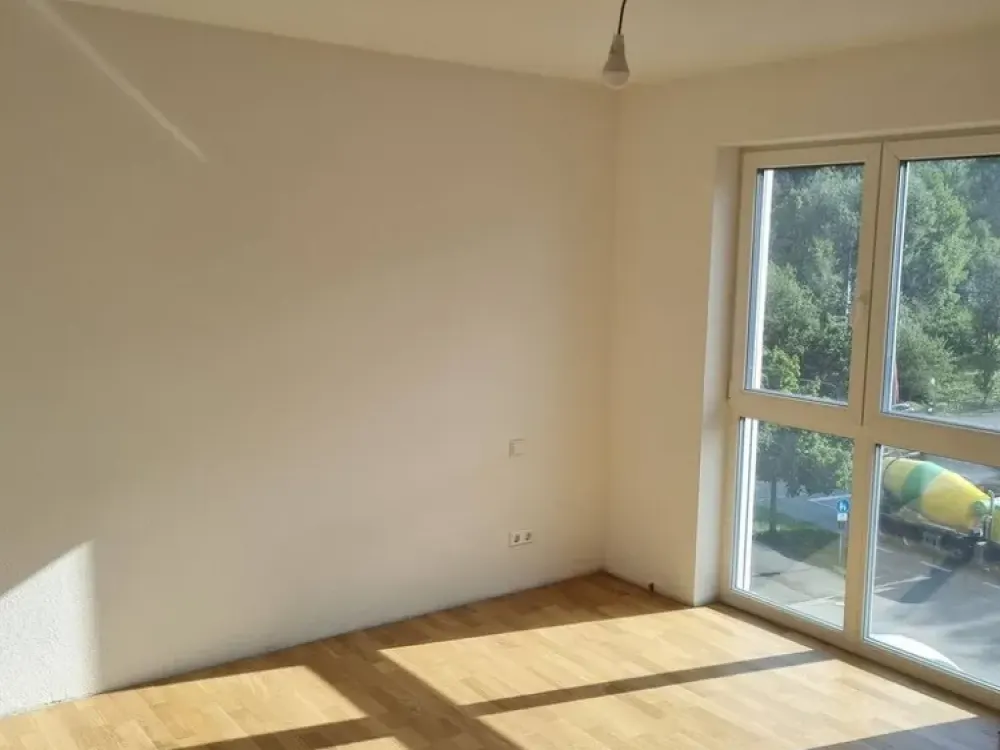 Neuwertige 3,5-Zimmer-Wohnung mit Einbauküche, Balkon und zwei Tiefgaragenstellplätzen