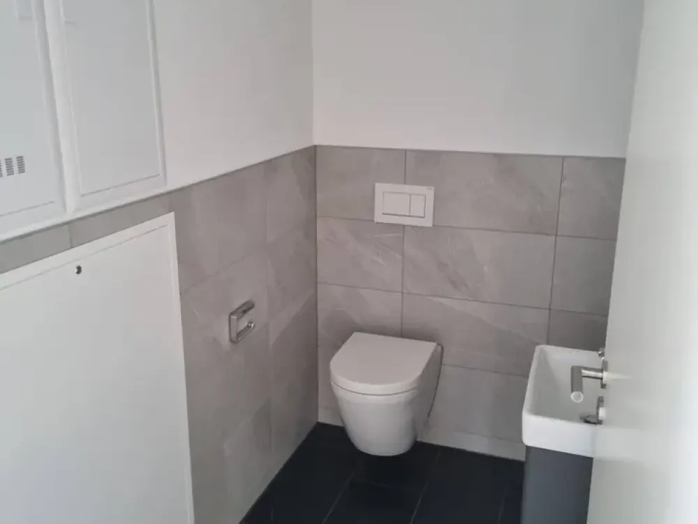 Neuwertige 3,5-Zimmer-Wohnung mit Einbauküche, Balkon und zwei Tiefgaragenstellplätzen
