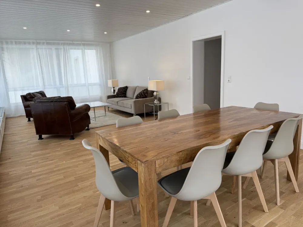 Designwohnung mit Skylineblick (möbliert, frisch renoviert)