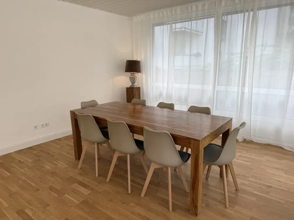 Designwohnung mit Skylineblick (möbliert, frisch renoviert)