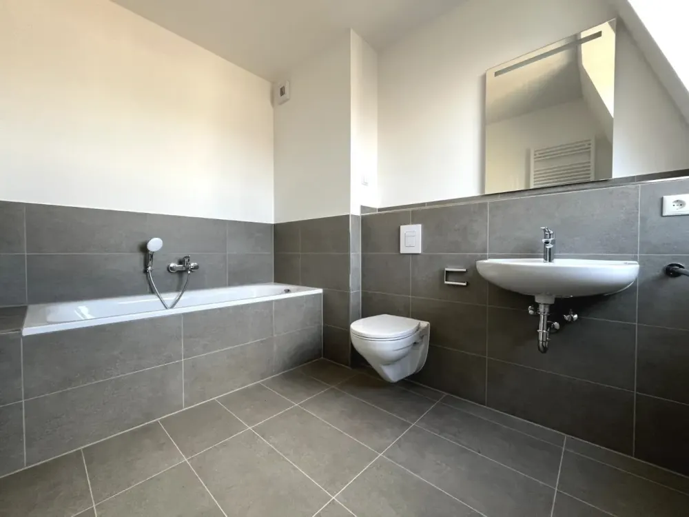 New Build: Modern 4-Room Apartment with Daylight Bathroom and Loggia in Zentrum-Ost | Optional with Fitted Kitchen