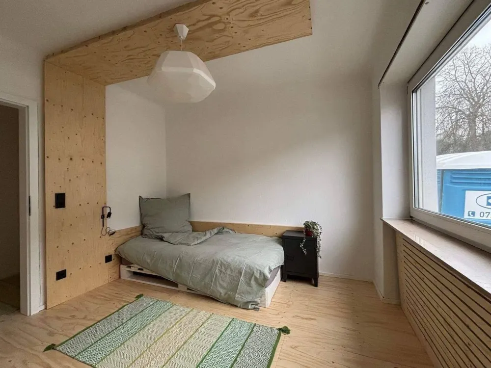 Furnished shared room in renovated 3-person shared flat with eat-in kitchen