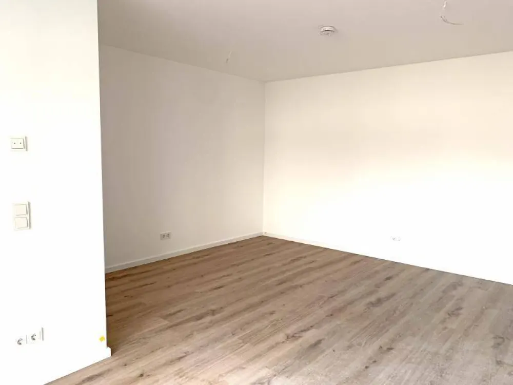 N-Schweinau: السكن الأول! شقة ذات غرفتين مشرقة وساحرة (الطابق الثاني) مع مطبخ مجهز وشرفة ومصعد + موقف سيارات تحت الأرض