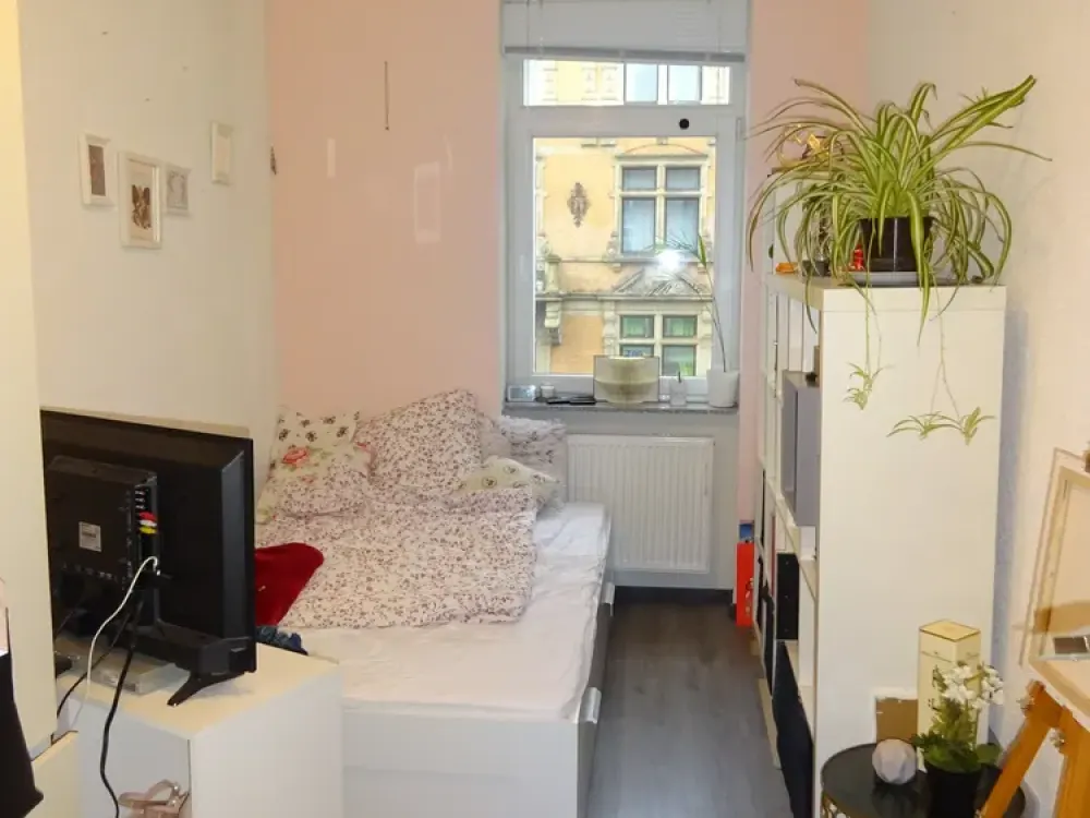 Ideal Shared Apartment - 4 Room Apartment with New Fitted Kitchen