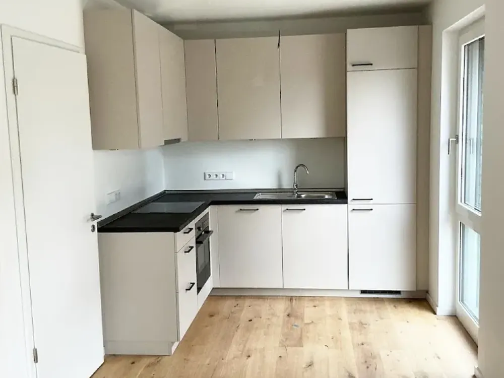 Move In and Enjoy! New Build Apartment with 3 Rooms, Flooded with Light, Loggia, Fitted Kitchen, Elevator