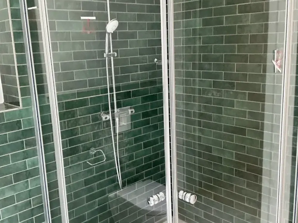 Move In and Enjoy! New Build Apartment with 3 Rooms, Flooded with Light, Loggia, Fitted Kitchen, Elevator