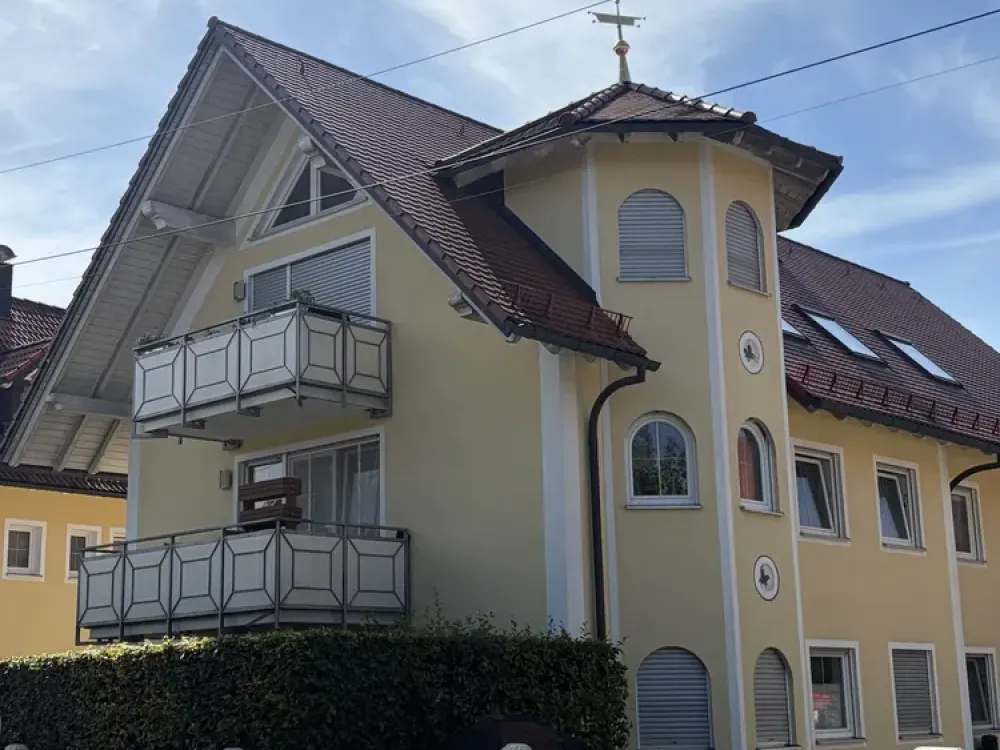 Lively Urban Living: Well-Maintained 2-Room Apartment in Aubing