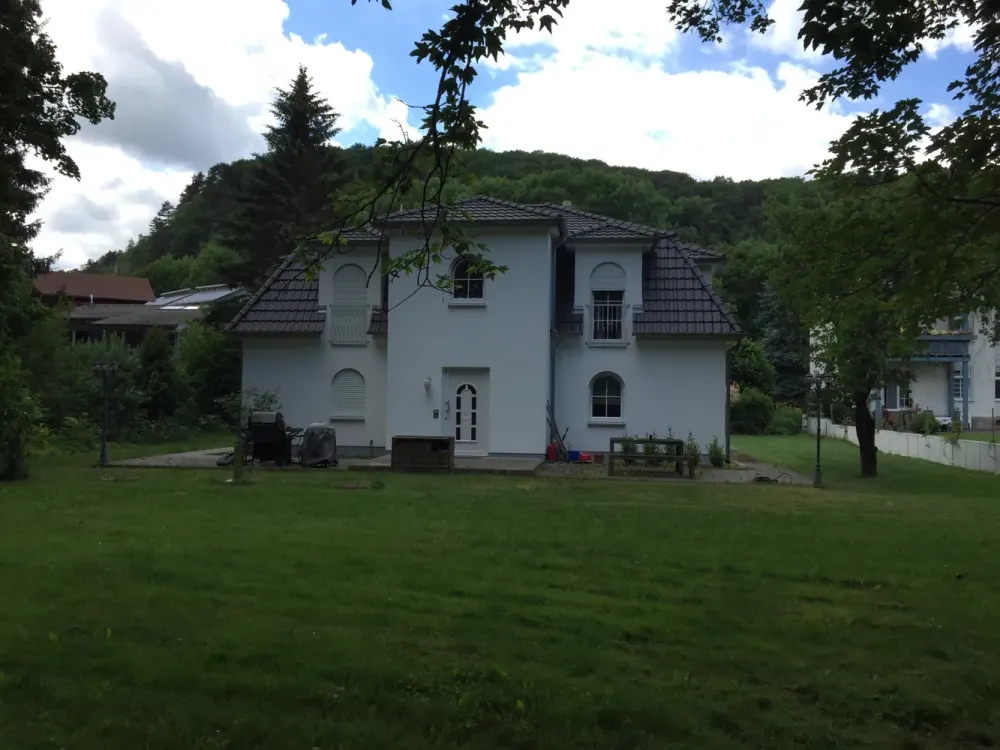 Erdgeschosswohnung im 2-Familienhaus, Terrasse, EBK & Garten