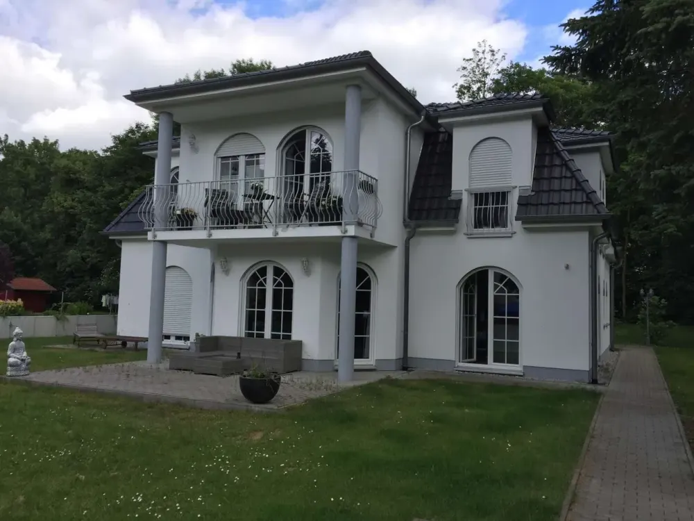 Erdgeschosswohnung im 2-Familienhaus, Terrasse, EBK & Garten