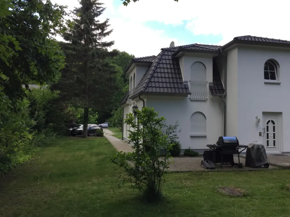 Erdgeschosswohnung im 2-Familienhaus, Terrasse, EBK & Garten