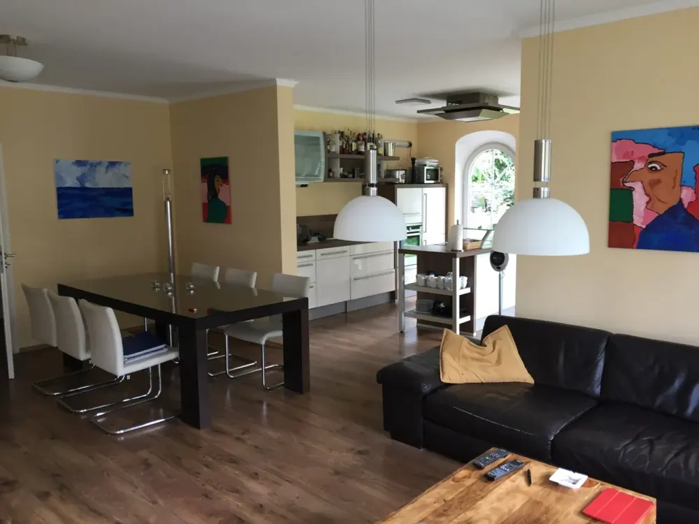 Erdgeschosswohnung im 2-Familienhaus, Terrasse, EBK & Garten