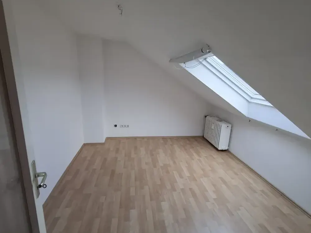 2-Room Attic Apartment in a Well-Maintained 3-Family House in Dortmund-Brackel