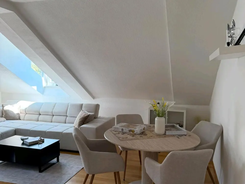Charmante Dachgeschosswohnung mit 2 Zimmern in Göttelborn