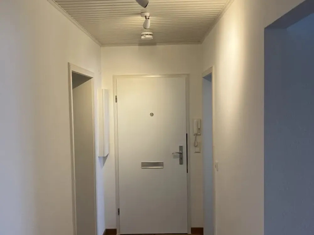 Bright 3-Room Apartment on Seilerstr. with Garage, Balcony and Fitted Kitchen in Prime Südstadt Location