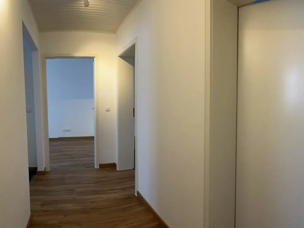 Bright 3-Room Apartment on Seilerstr. with Garage, Balcony and Fitted Kitchen in Prime Südstadt Location