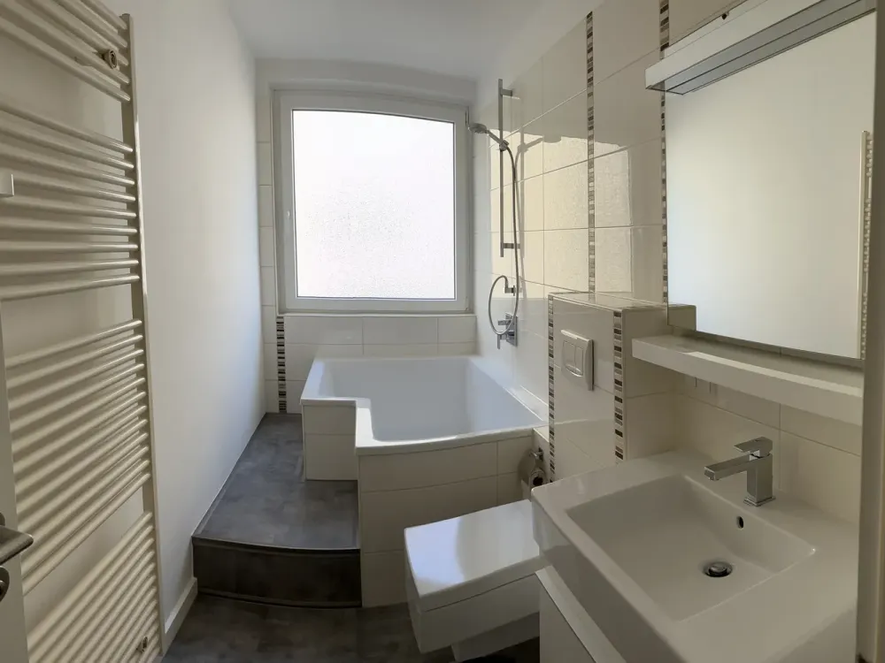 Bright 3-Room Apartment on Seilerstr. with Garage, Balcony and Fitted Kitchen in Prime Südstadt Location