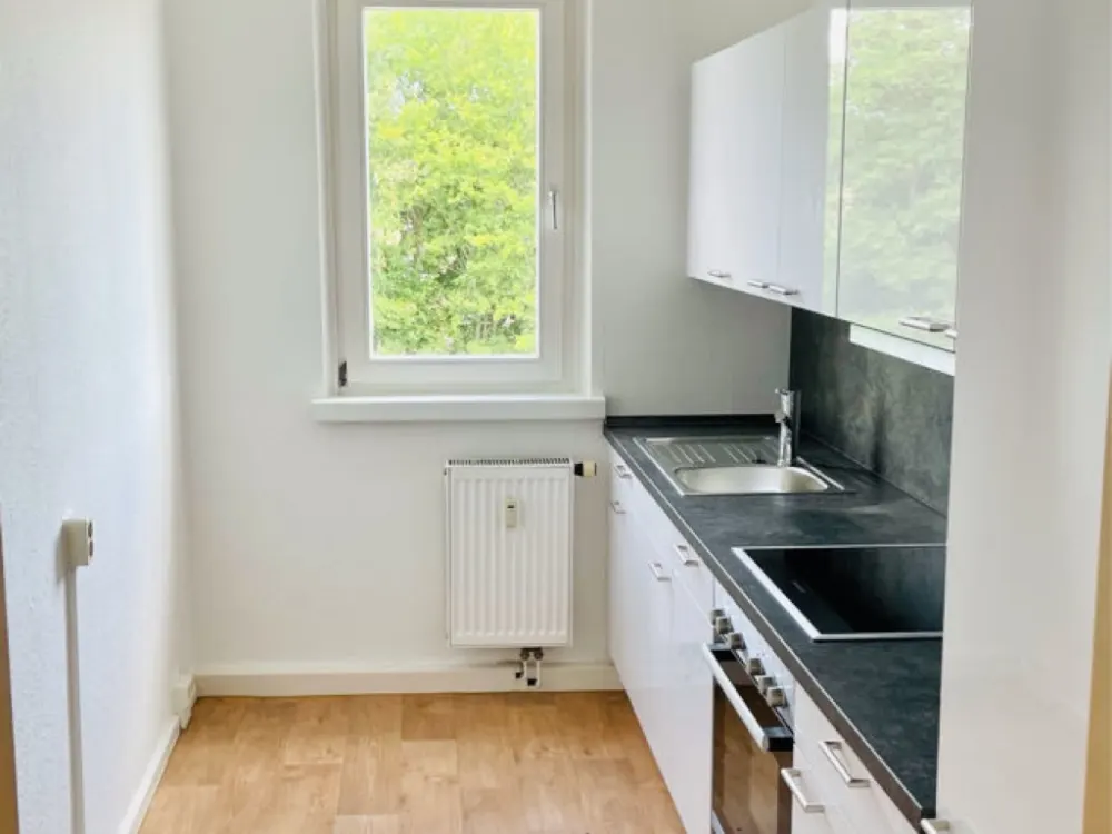 Bright shared room in freshly renovated apartment with new fitted kitchen in 2-person shared flat