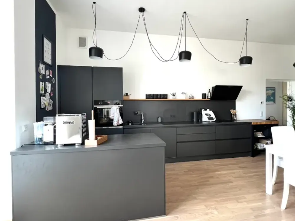 Modern 3-Room Apartment with 2 Balconies, High Ceilings and More