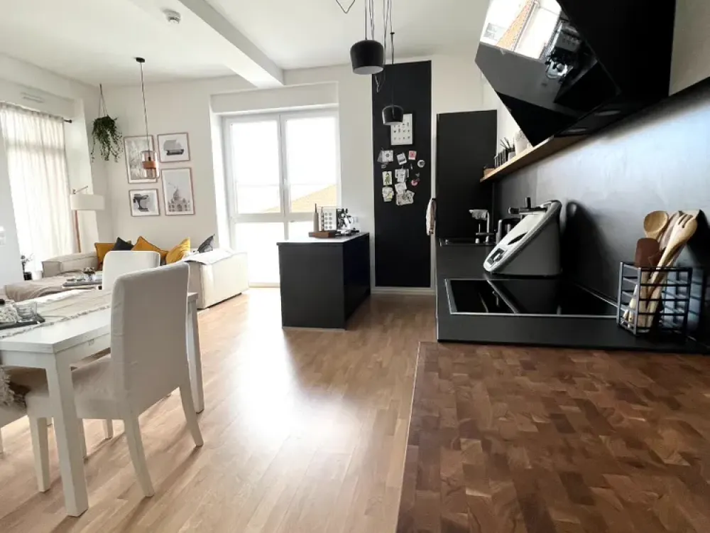 Modern 3-Room Apartment with 2 Balconies, High Ceilings and More