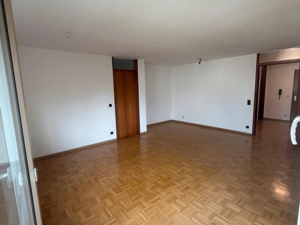 2-Room Apartment with Balcony, Fitted Kitchen & Underground Parking in Esslingen
