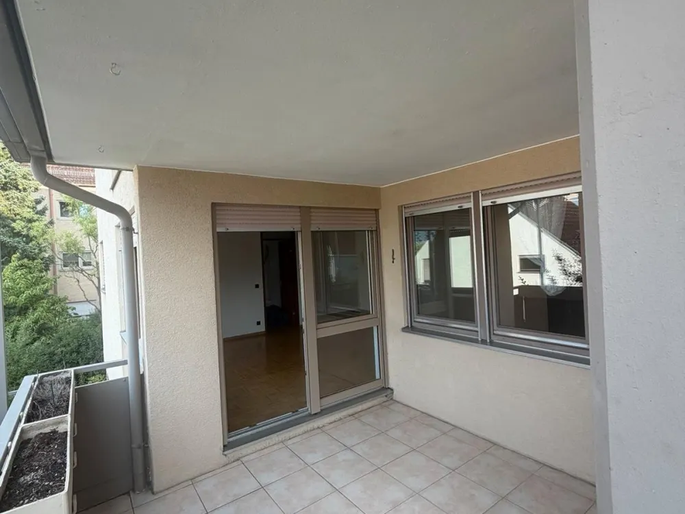 2-Room Apartment with Balcony, Fitted Kitchen & Underground Parking in Esslingen