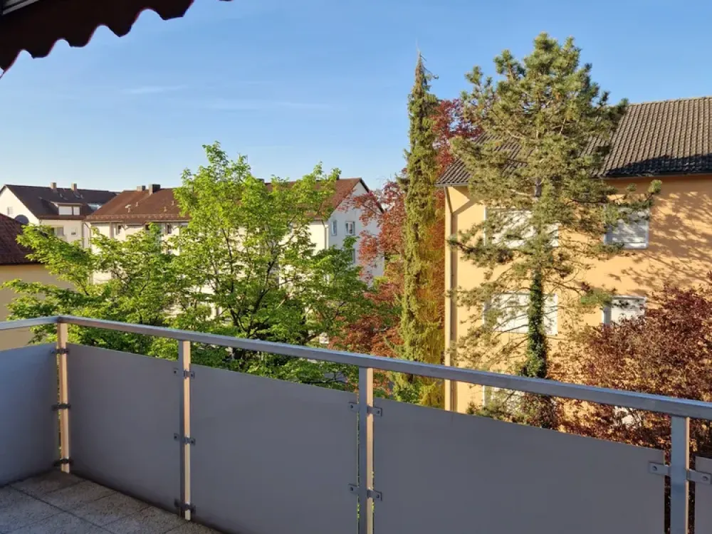 Top renovated bright 2-room apartment with balcony s/w and underground parking in Feucht