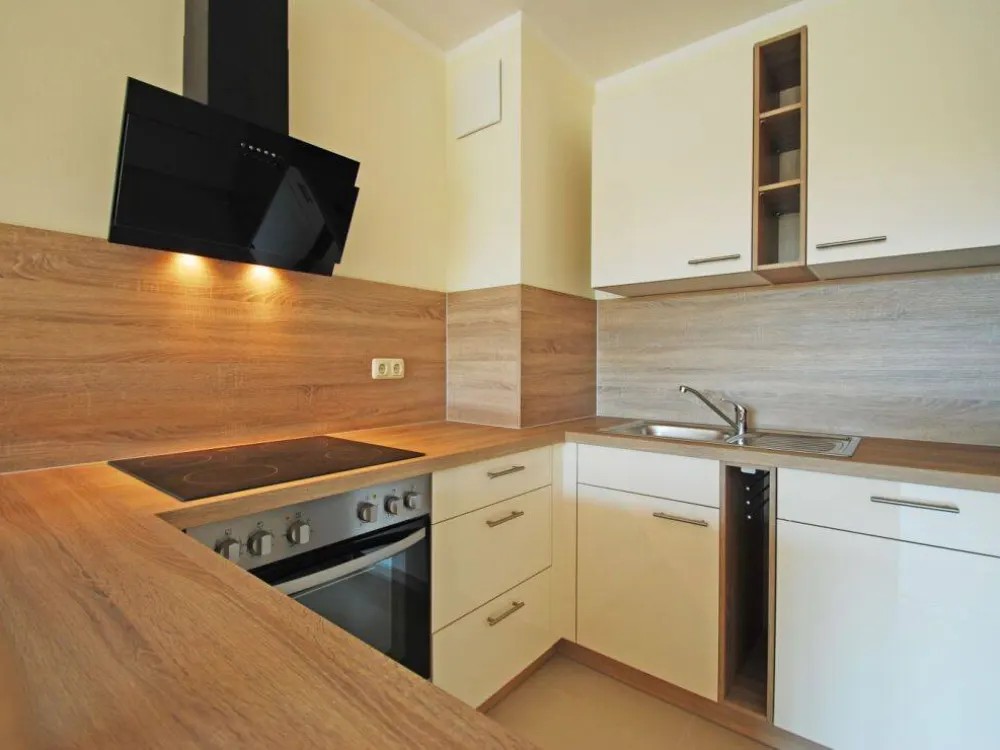 Helle 2-Zimmer-Wohnung mit Einbauküche, Balkon, Tiefgarage und Aufzug in Bestlage am Großen Garten