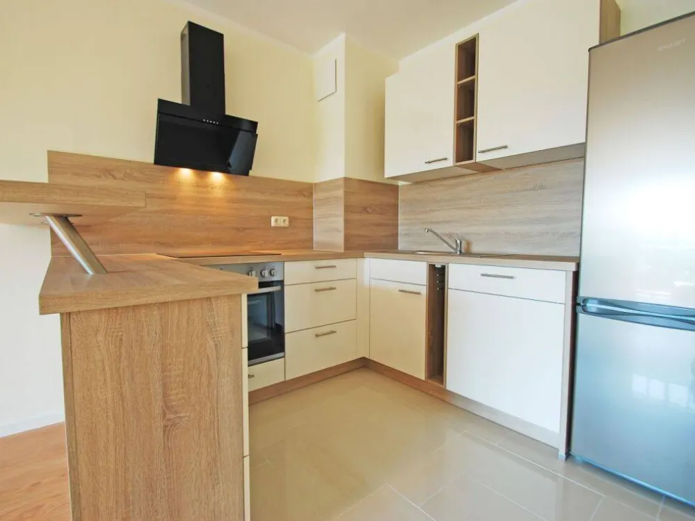 Bright 2-Room Apartment with Built-in Kitchen, Balcony, Underground Parking and Elevator in Prime Location at Großer Garten