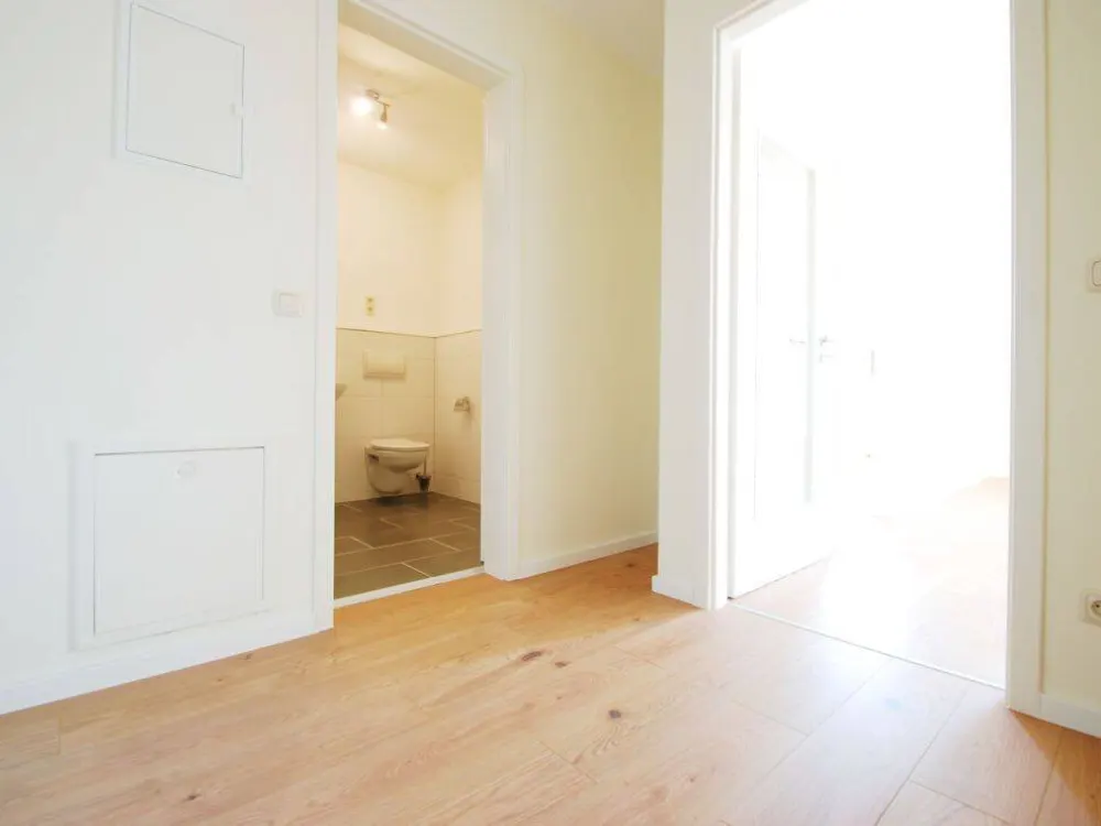 Bright 2-Room Apartment with Built-in Kitchen, Balcony, Underground Parking and Elevator in Prime Location at Großer Garten