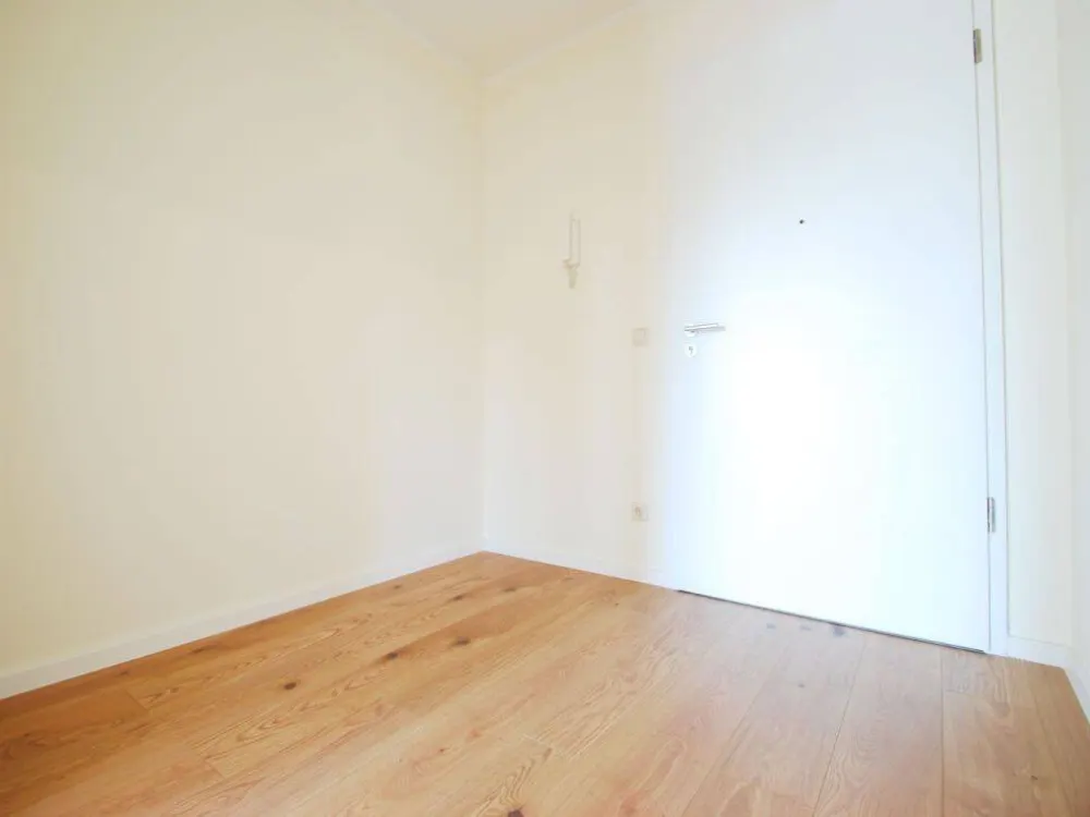 Bright 2-Room Apartment with Built-in Kitchen, Balcony, Underground Parking and Elevator in Prime Location at Großer Garten