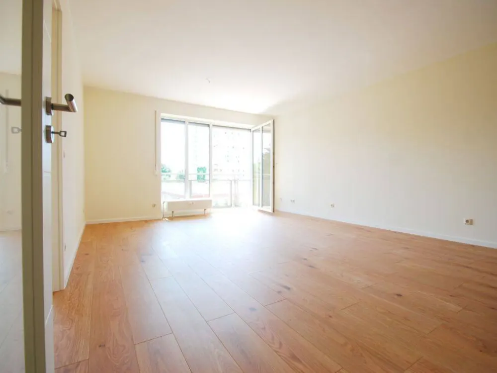 Bright 2-Room Apartment with Built-in Kitchen, Balcony, Underground Parking and Elevator in Prime Location at Großer Garten