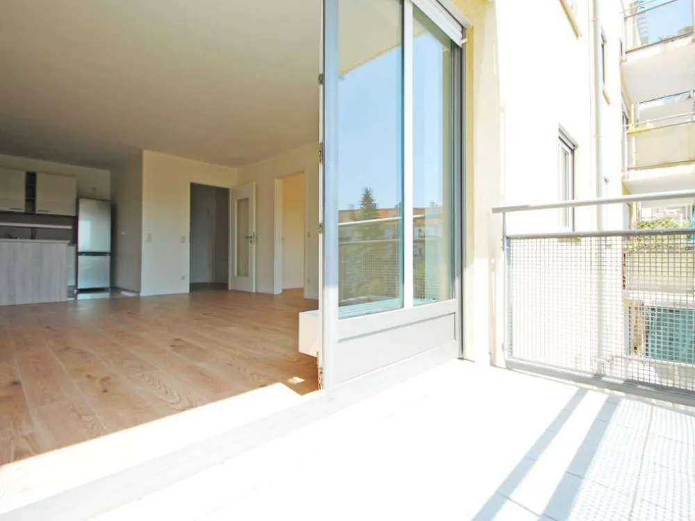 Bright 2-Room Apartment with Built-in Kitchen, Balcony, Underground Parking and Elevator in Prime Location at Großer Garten