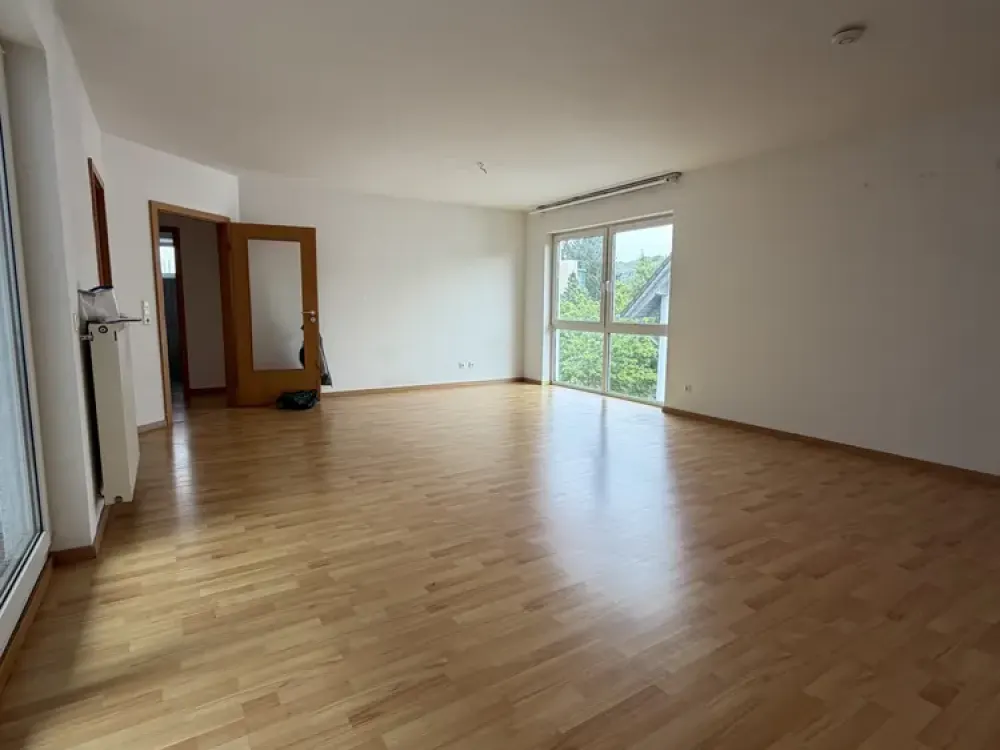 Charming 3-Room Apartment with Plenty of Light, Near Sulzbachtalklinik Directly from the Landlord