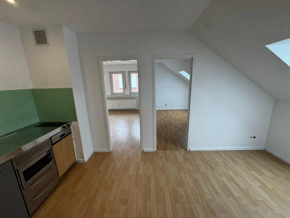 53m² Top Floor Apartment - 2.5 Rooms Kitchen Bathroom - Renovated Available Immediately