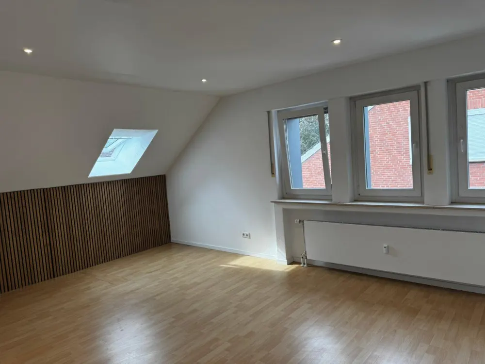53m² Dachgeschoss WHG - 2,5 Zimer Küche Bad - saniert zu sofort