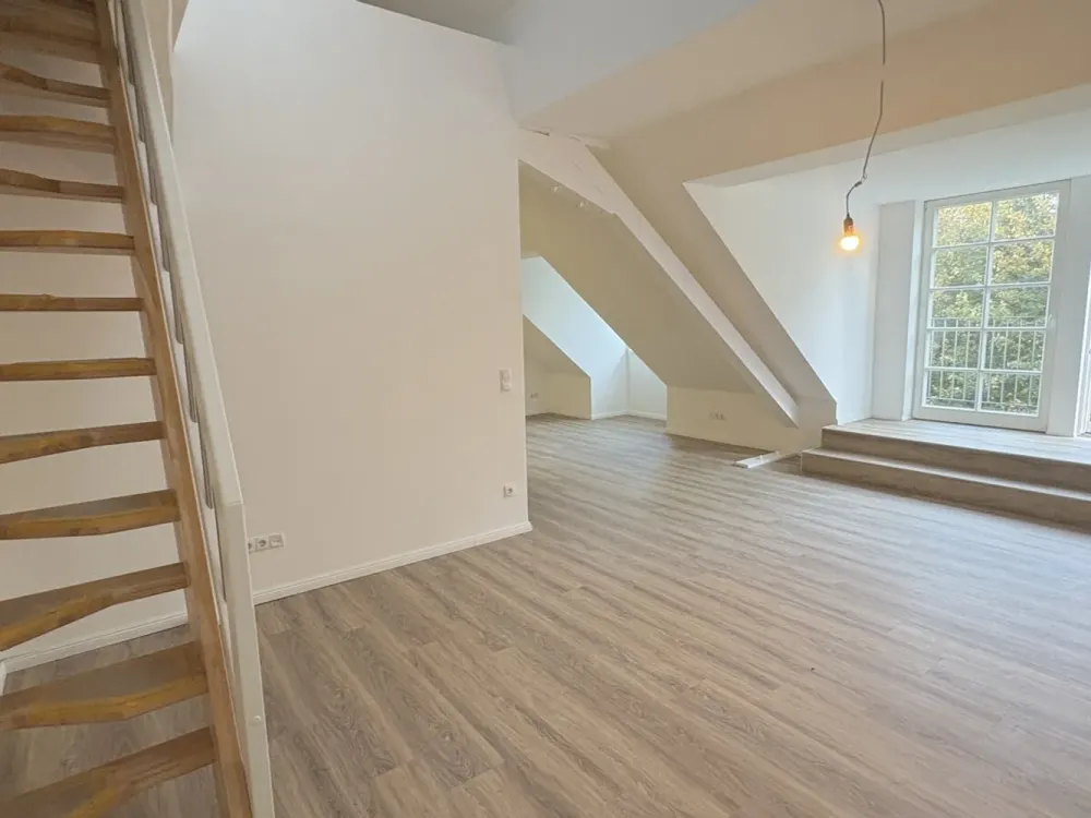 Like-new 1-room apartment on the upper floor - with elevator. Available immediately