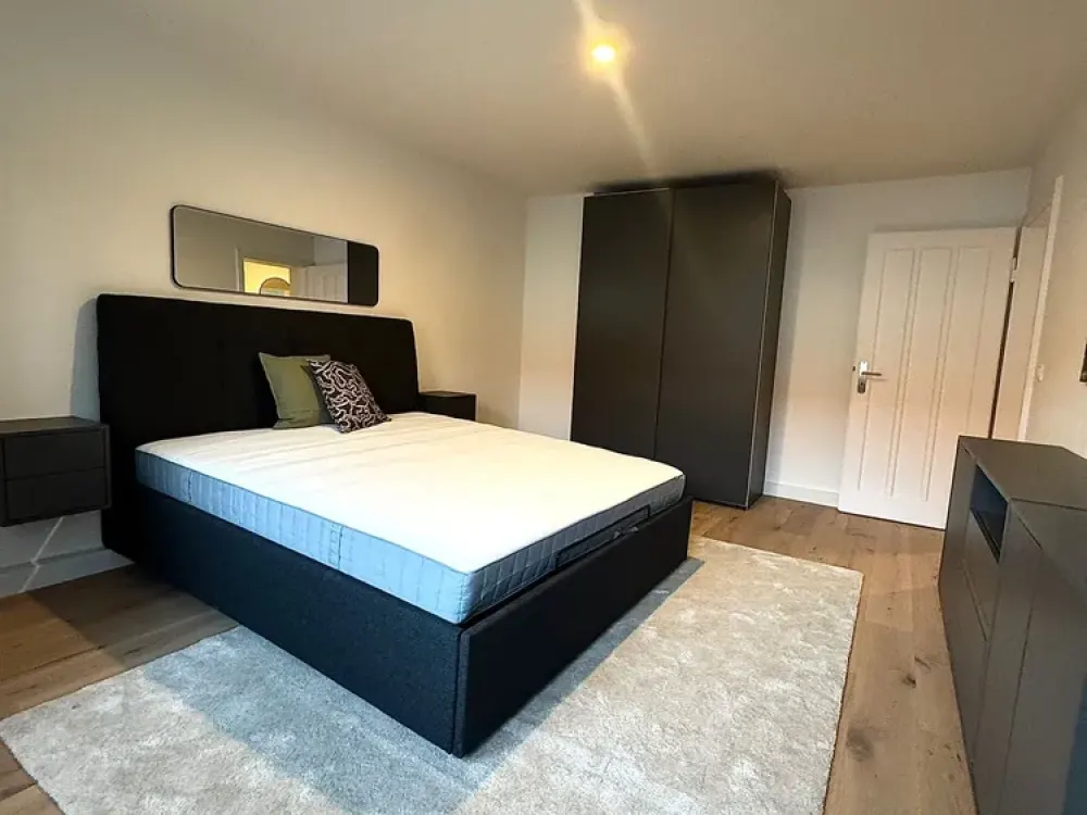 Stylish City Apartment: 3.5 Rooms with Top Features Including Garage