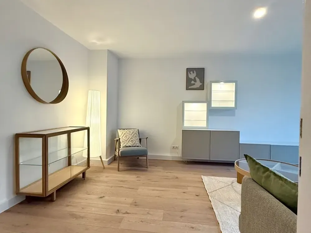 Stylish City Apartment: 3.5 Rooms with Top Features Including Garage