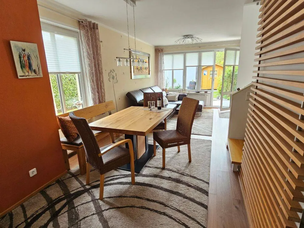komplett ausgestattet und möbliert: 3-Zimmer-Maisonette-Wohnung plus Hobbyraum mit Privatgarten